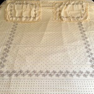 Lightweight bedspread and pillow covers